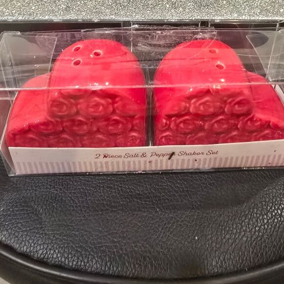 At Home Heart Shaped Salt &Pepper Shaker Set - Picture 3 of 4